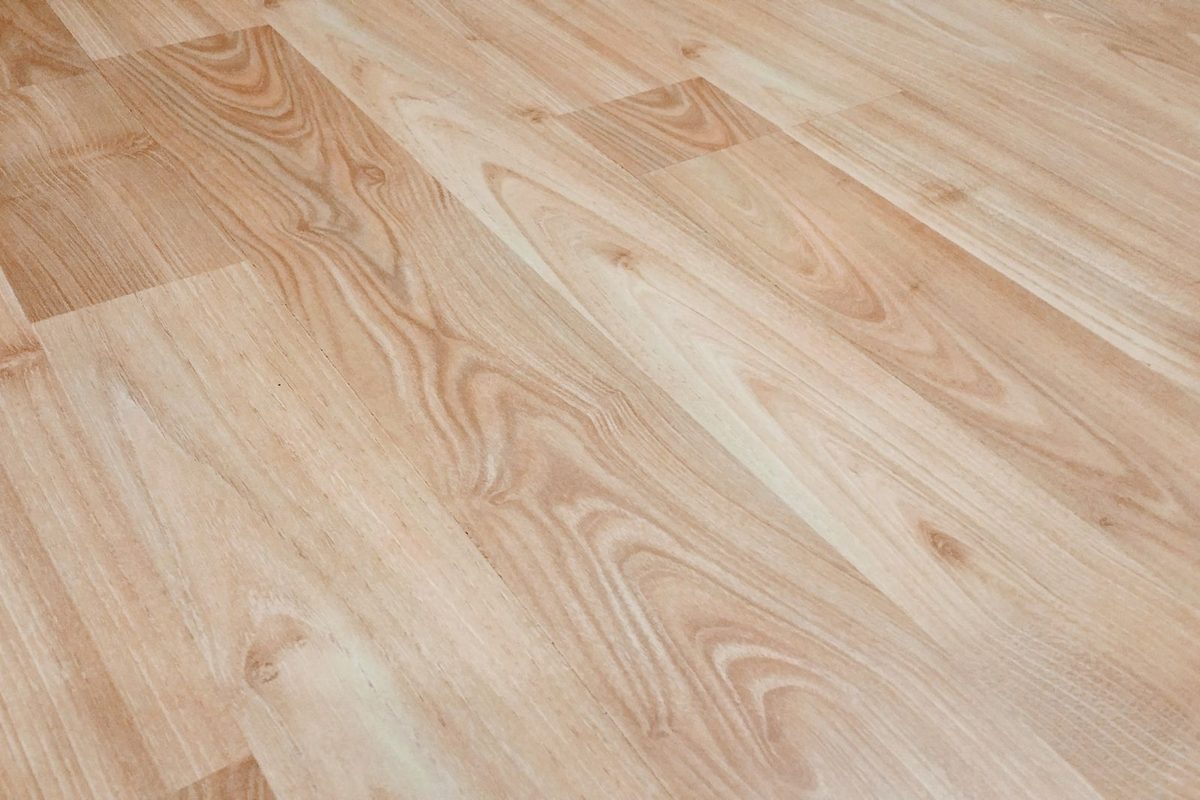 Detail položenej svetlej laminátovej podlahy